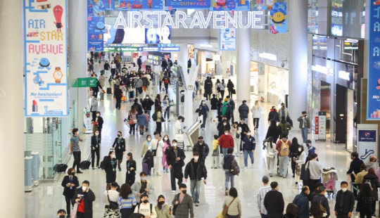 지난달 일본 여행객이 코로나19 이전 수준까지 회복한 것으로 나타났다. 사진은 지난 1일 오전 인천국제공항 제1터미널 면세구역 여행객들의 모습. 연합뉴스